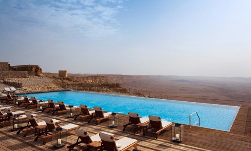 Luxury отель у кратера в пустыне
